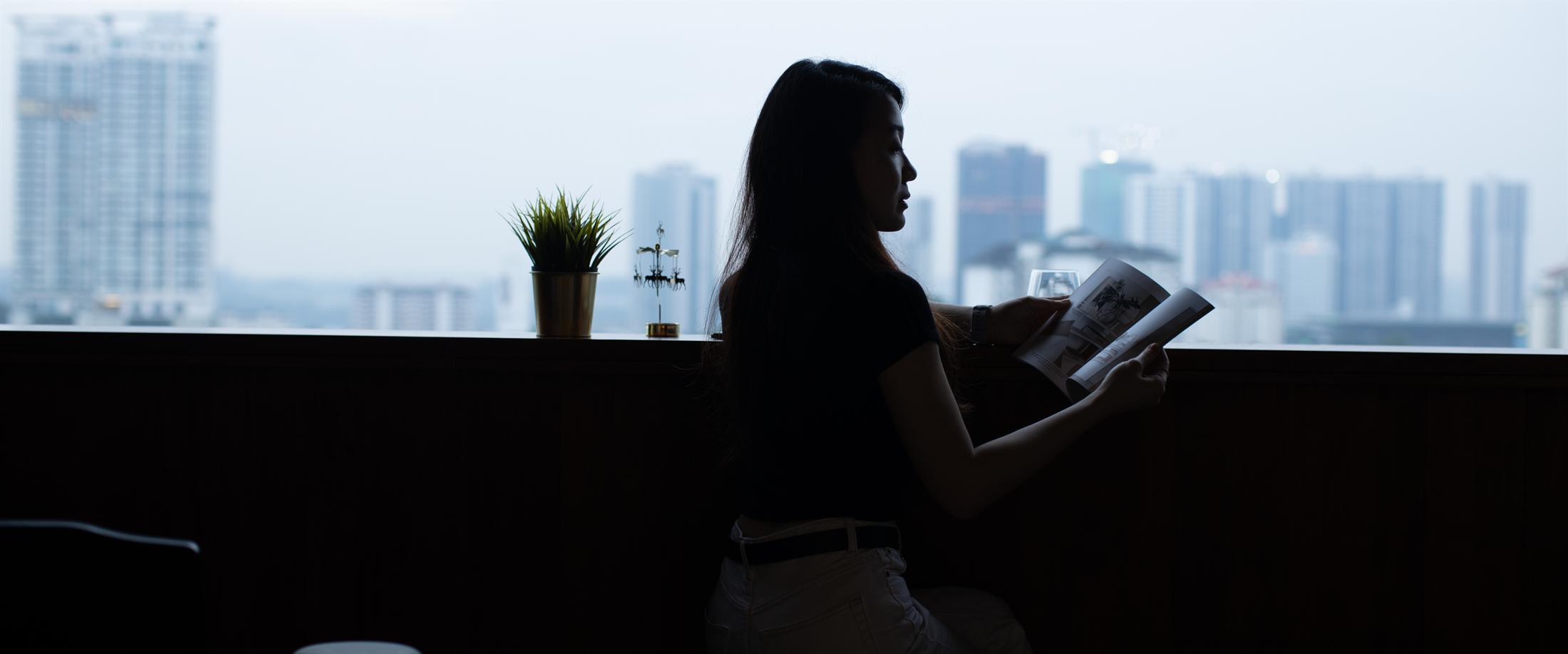 屋主在完成后的家中窗边阅读